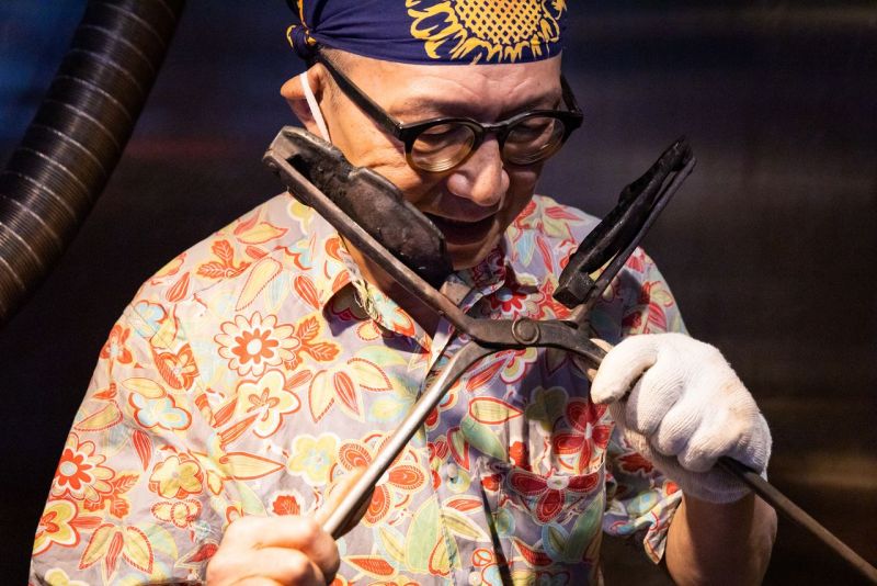 ông Kanbe kiểm tra vỉ nướng